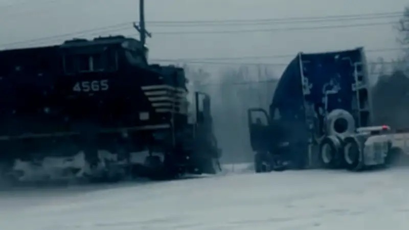 Lkw bleibt auf Gleisen stecken: Zug kollidiert bei Wintereinbruch - Fahrer rettet sich