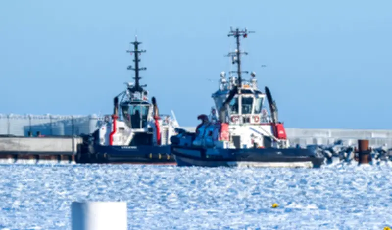 LNG-Tanker 'Minerva Amorgos' verharrt weiter vor Mukran trotz freigeräumter Zufahrt