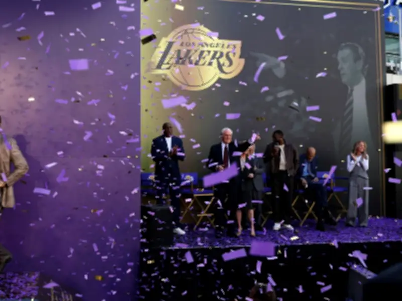 Los Angeles Lakers enthüllen Bronzestatue für Legende Pat Riley vor Crypto.com Arena