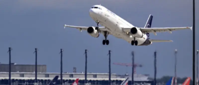 Lufthansa streicht Flüge am BER: Warnstreik von Piloten und Flugbegleitern legt Luftverkehr lahm