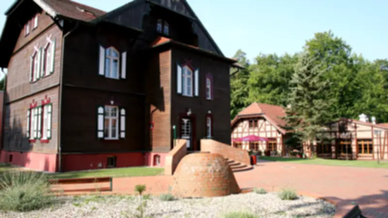 Luxus-Schloss mit DDR-Bunker und Badestrand in Feldberger Seenlandschaft sucht Käufer