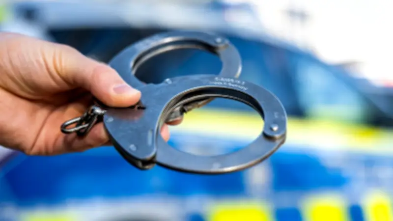 Magdeburg: Betrunkener Mann verprügelt Frau und greift Polizisten an