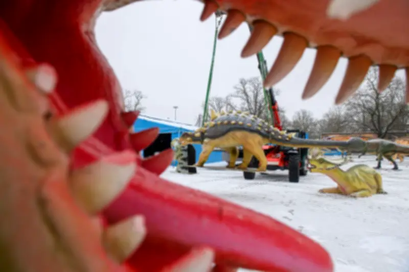 Magdeburgs Zeitreise: Lebensechte Dinosaurier-Modelle erobern den Jerichower Platz