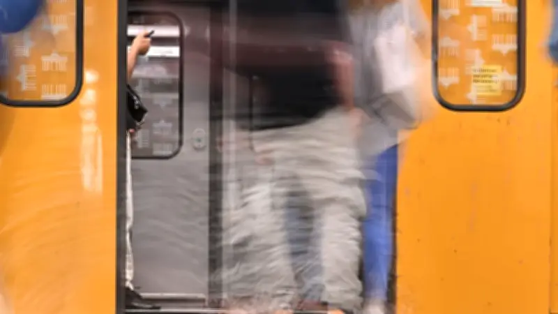 Mann in Berlin von U-Bahn erfasst und schwer verletzt - Notarzteinsatz am Alexanderplatz