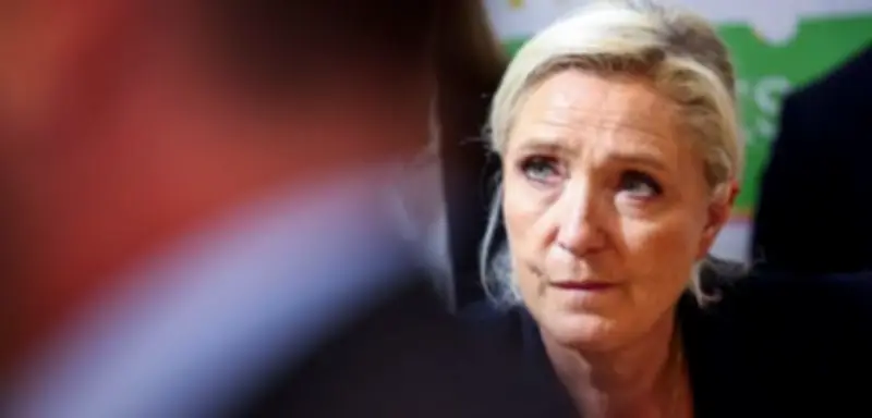 Marine Le Pen droht mit Rückzug: Fußfessel-Urteil könnte Kandidatur verhindern