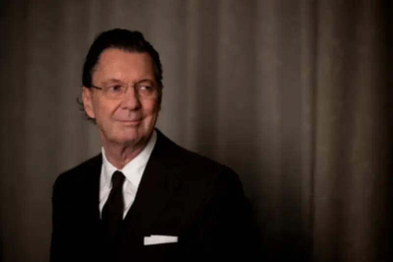 Martin Suter nimmt Manager erneut aufs Korn: Eitelkeit und Allüren in der Business Class