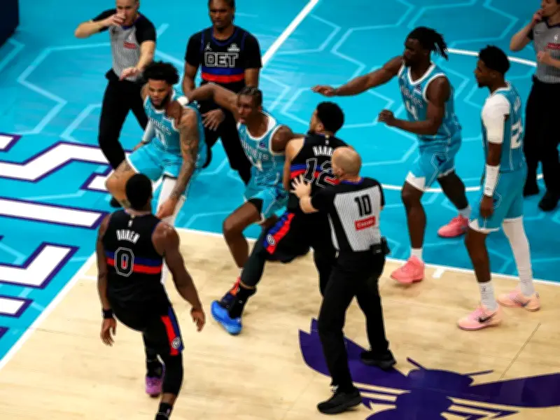 Massenschlägerei in der NBA eskaliert: Vier Spieler und Trainer fliegen vom Platz