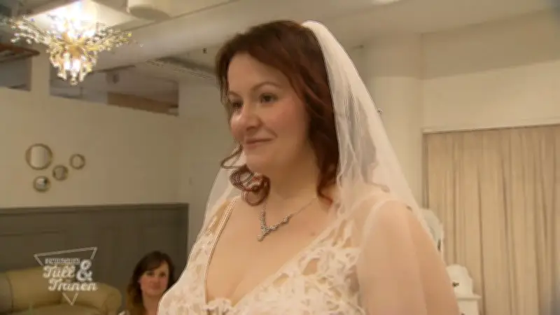 Maxi verlässt ihre Komfortzone: Mutige Stil-Experimente bei der Brautkleid-Suche