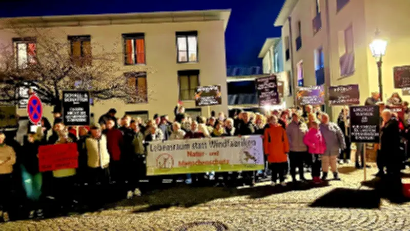 Mücheln: Protest gegen Windräder vor Entscheidung – 150 Demonstranten fordern Stopp