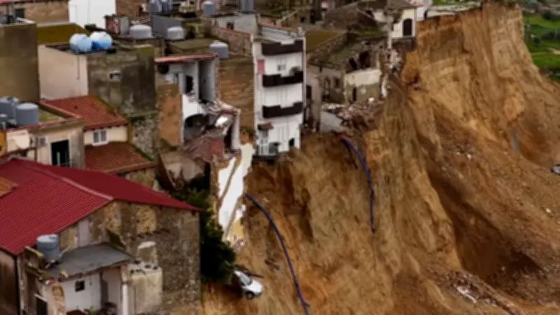 Mega-Erdrutsch auf Sizilien: 1.600 Menschen evakuiert, Boden rutscht weiter ab