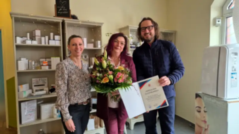 Merseburger Hautstudio feiert 20-jähriges Bestehen: Oberbürgermeister gratuliert Simone Funk