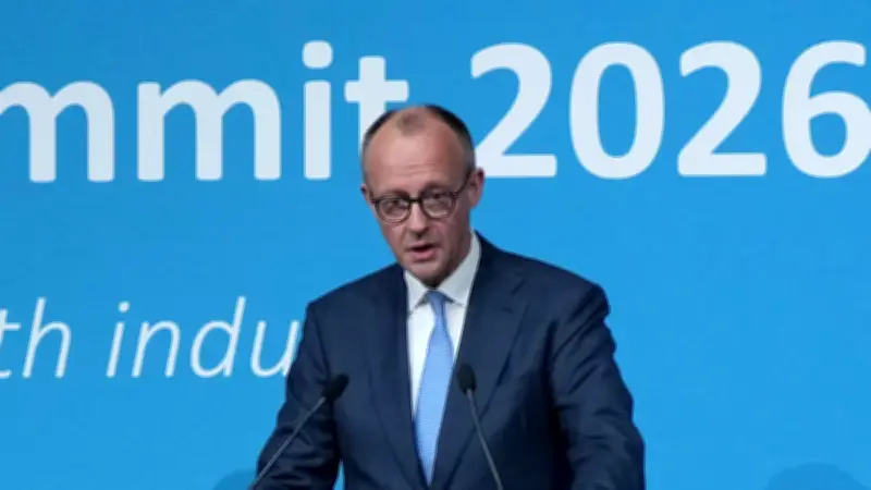 Merz fordert radikalen Regulierungsstopp auf EU-Industriegipfel – Macron setzt auf Bevorzugung