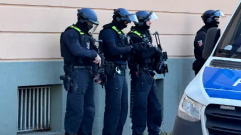 Messerattacke an Berliner Schule: 15-Jähriger verletzt Sicherheitsmann und flüchtet