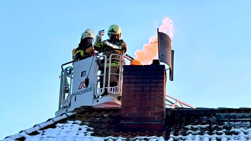 Meterhohe Flammen bei Schornsteinbrand in Upahl: Feuerwehr verhindert Katastrophe