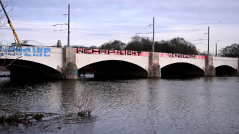 Möglicher Kampfmittelfund legt Leipziger Zeppelinbrücke lahm – Sperrkreis eingerichtet