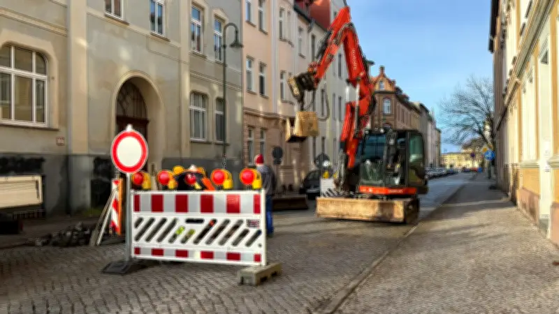 Mischwasserkanal-Havarie in Köthen: Eduardstraße voll gesperrt - Neue Umleitung eingerichtet