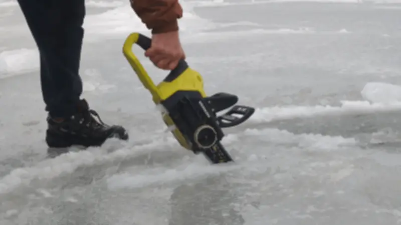 Mit der Kettensäge auf der Ostsee: Eisbader in Lubmin trotzen der Kälte