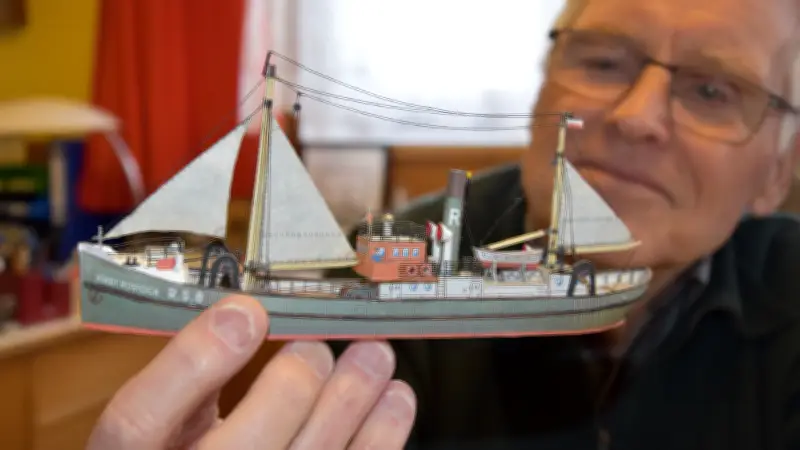 Mit Skalpell und Papier: Rostocker Rentner baut filigrane Miniaturwelten