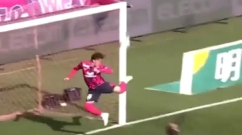 Mitspieler feiern ihn: Spektakuläre Hacken-Rettung auf der Linie in Japans Liga