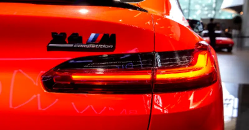 Münchner BMW-Fahrer verursacht teuren Totalschaden mit unversichertem Sportwagen