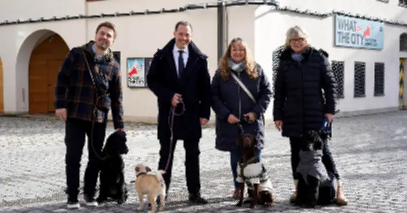 Münchner CSU fordert Pilotprojekt: Hunde sollen Museen betreten dürfen