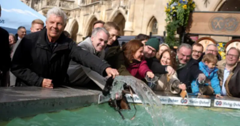 Münchner Geldbeutelwaschen: Traditioneller Brauch vor dem Rathaus soll leere Kassen füllen