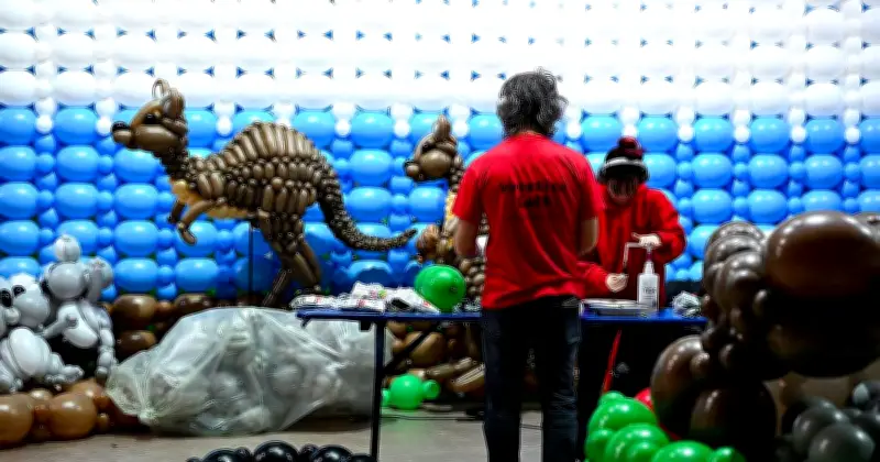 Münchner Kunstspektakel: 500.000 Ballons formen weltberühmte Bauwerke und Tiere