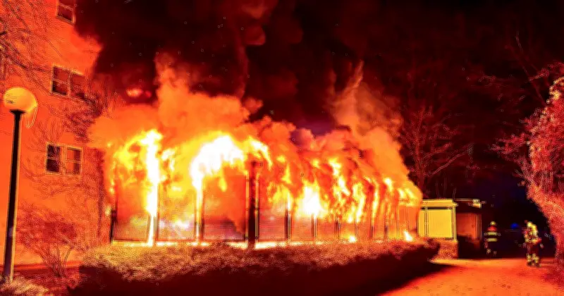 Münchner Mülltonnenhaus brennt komplett nieder – 100.000 Euro Schaden