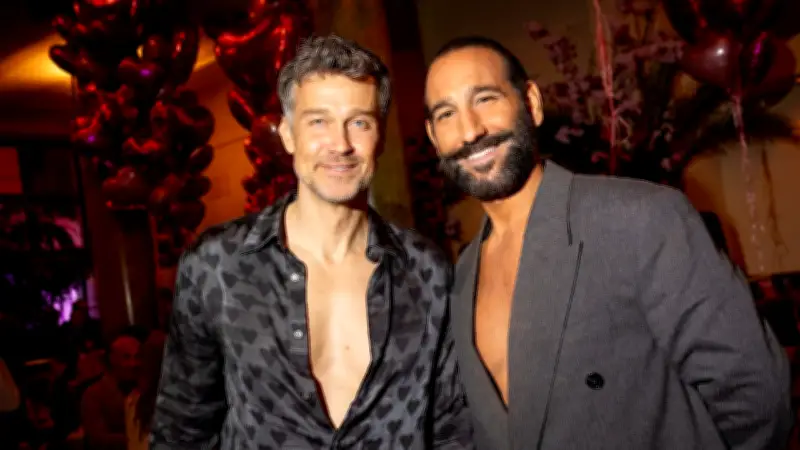 Männer-Dekolletés bei Place-to-B-Party: Stars setzen auf gewagte Ausschnitte