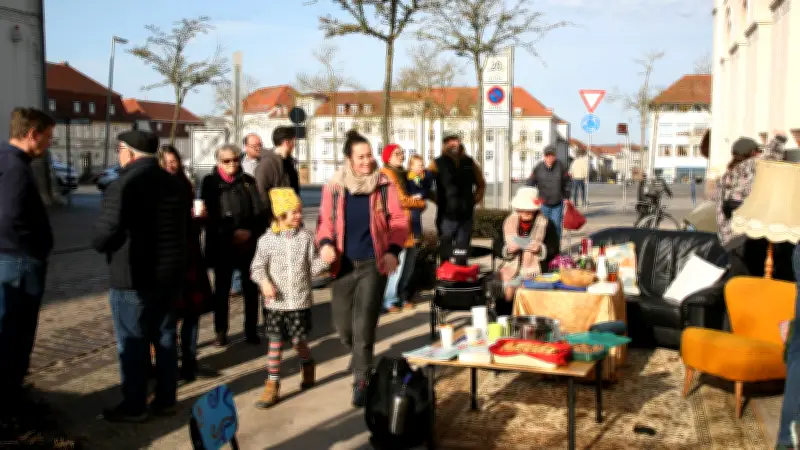Mobiles Wohnzimmer in Neustrelitz: DDR-Erinnerungen wecken Gespräche und Nähe