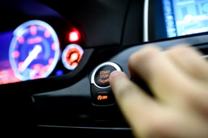 Motor aus beim Halten: Wann ist es Pflicht und wann lohnt es sich?