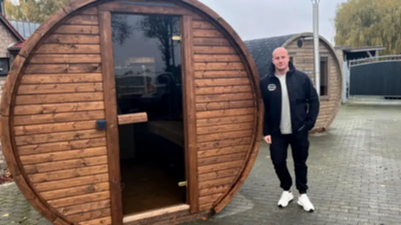 Müritz-Unternehmer eröffnet Showroom für Fasssaunen in Klink nach zehnjähriger Suche