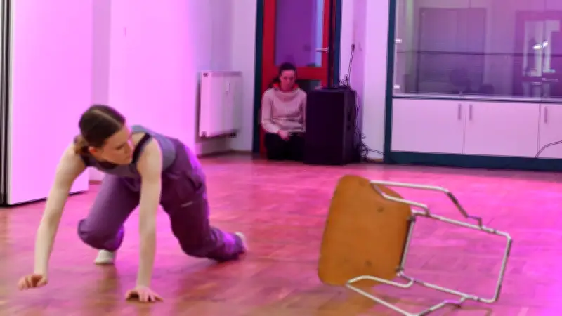 Musical-Darstellerin begeistert mit widerspenstiger Gehörlosen-Rolle im Carlower Igel-Eck