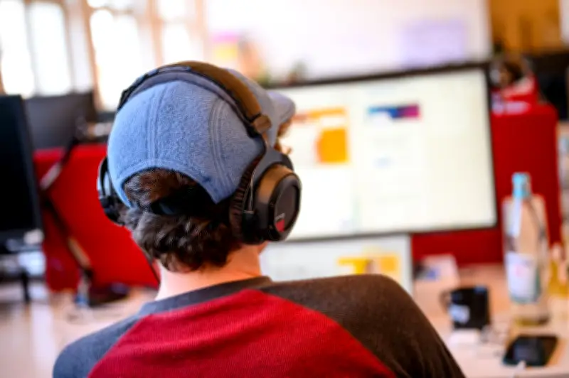 Musik und Podcasts im Job: Wann Chefs das Hören am Arbeitsplatz verbieten dürfen