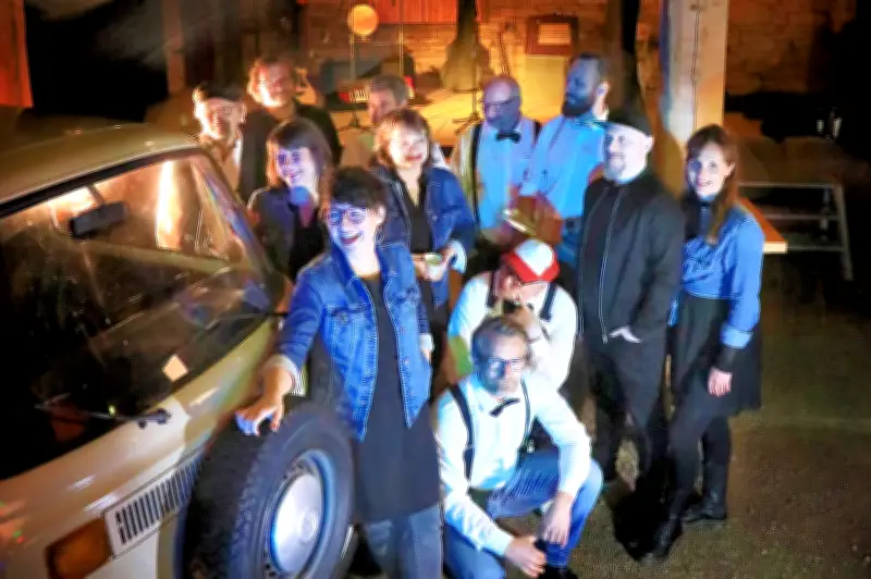 Musikscheune Seh-Song feiert Albumpremiere: Saitlinge & Singers mit Gundermann-Hymnen