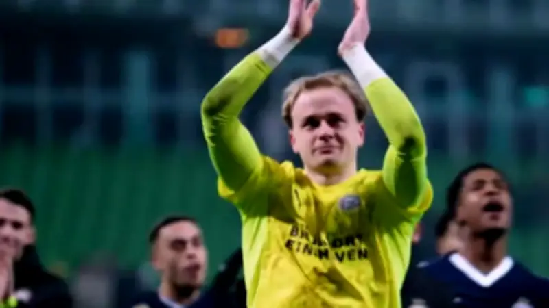Nach 13 Jahren Wartezeit: PSV-Keeper feiert emotionales Debüt