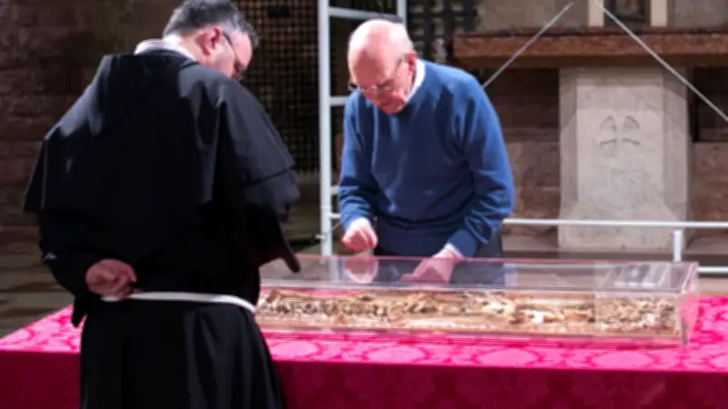 Nach 800 Jahren: Gebeine des Heiligen Franziskus erstmals für Gläubige sichtbar