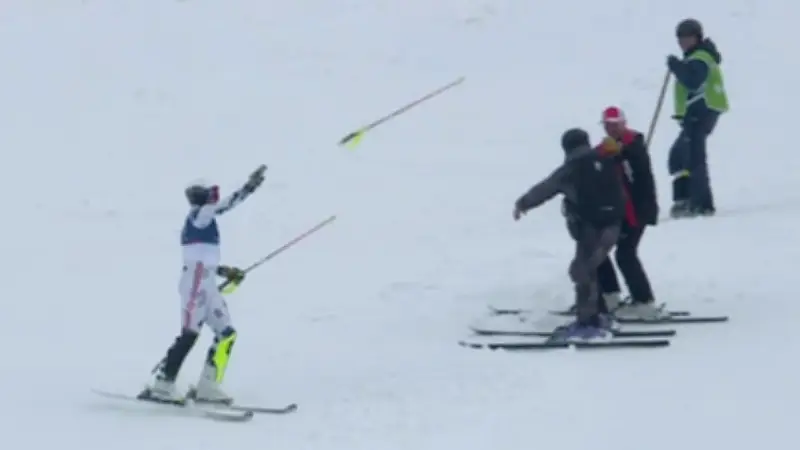 Nach Slalom-Aus: Olympia-Star Atle Lie McGrath rastet komplett aus und pfeffert Stöcke weg