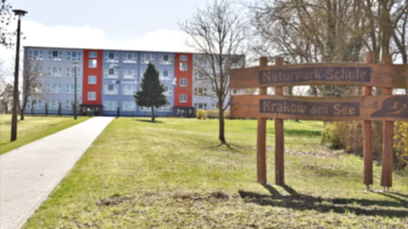 Nach tödlicher Schlittenfahrt: Schule in Krakow am See richtet Trauerraum für Elfjährigen ein