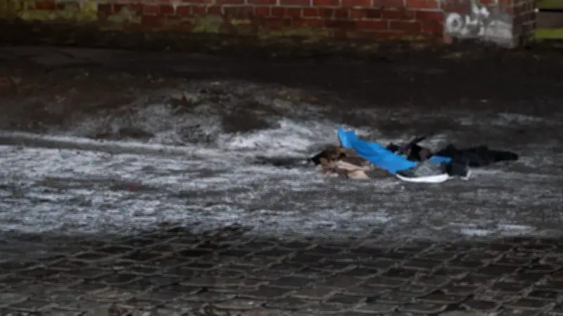 Nachbarn löschen brennende Frau in Berlin-Lichterfelde: Hubschrauber bringt sie ins UKB