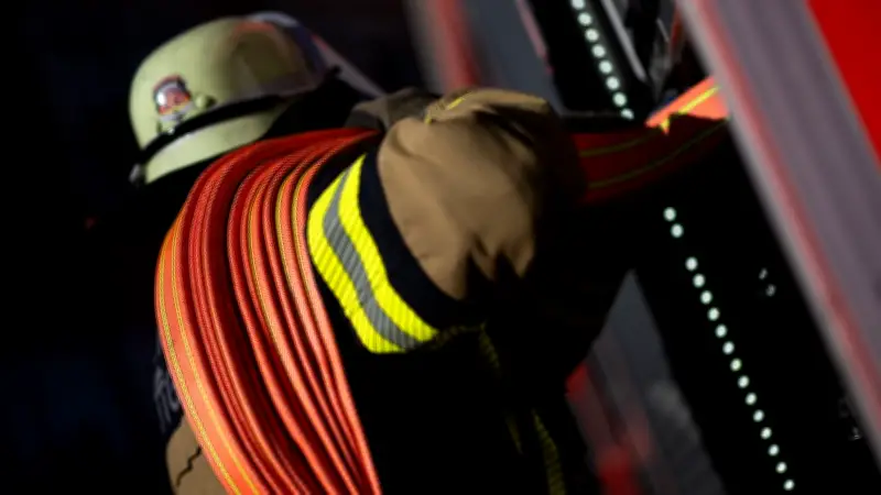 Nachtbrand in Stralsunder Altstadt: Dachstuhl in Flammen, Frost behindert Feuerwehr