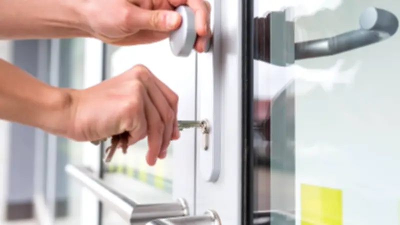 Nachts die Haustür abschließen? Warum diese Praxis lebensgefährlich sein kann