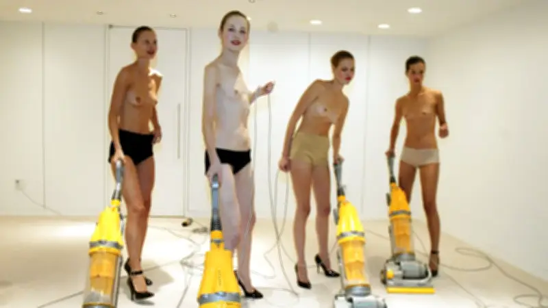 Nackte Hausarbeit im Trend: Millionen Deutsche erledigen Putzen ohne Kleidung