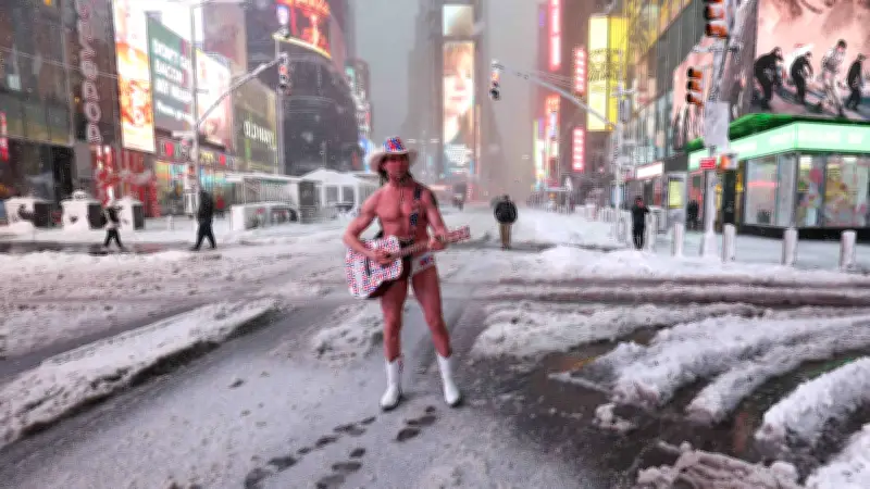 Naked Cowboy trotzt New Yorker Blizzard: Ikone am Times Square trotzt Eis und Schnee