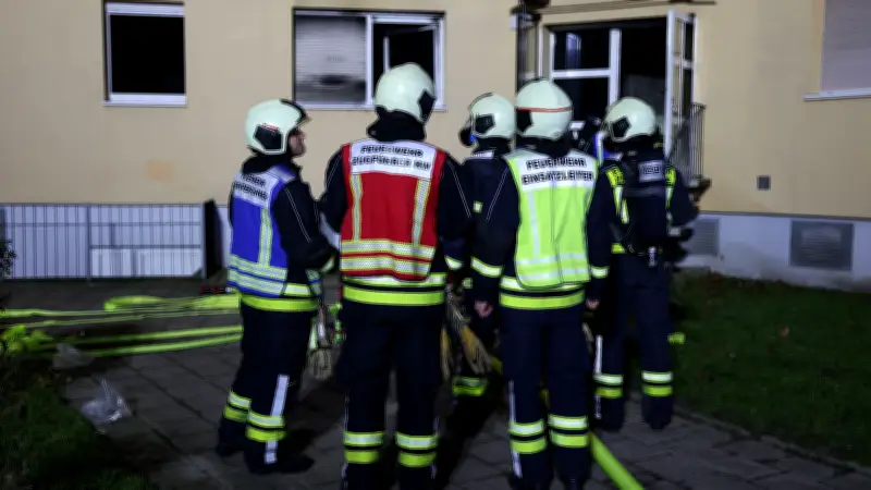 Nächtlicher Brand in Halle-Neustadt: Feuerwehr löscht Feuer im Ernst-Haeckel-Weg