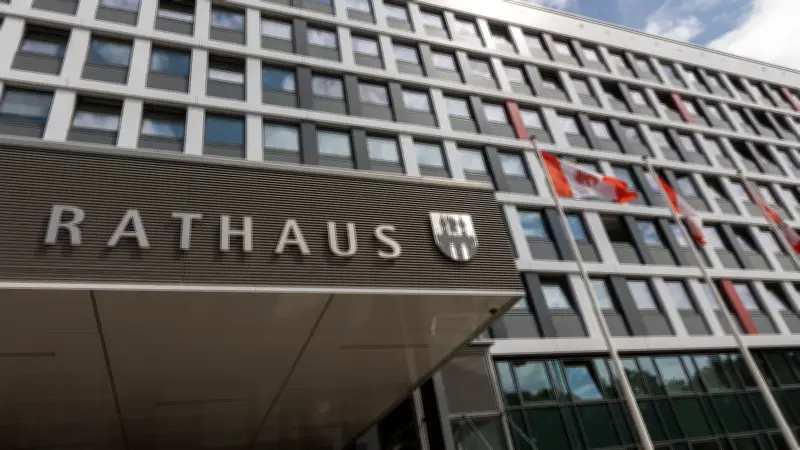 Neubrandenburg: Vorübergehende Änderungen im Rathaus - Gewerbe und Führerscheinstelle betroffen