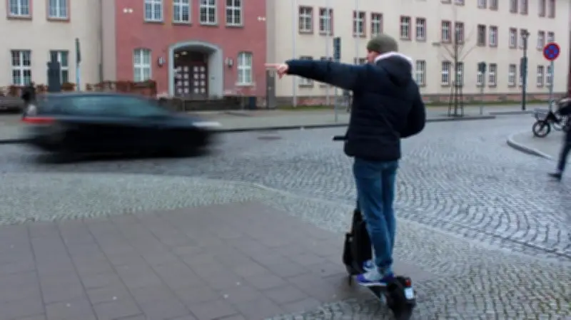 Neubrandenburgerin fordert Maßnahmen gegen rücksichtslose Rad- und E-Scooter-Fahrer