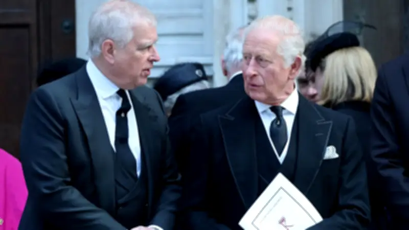 Neue Andrew-Enthüllungen in Epstein-Akten: Droht Charles der Thronverlust?