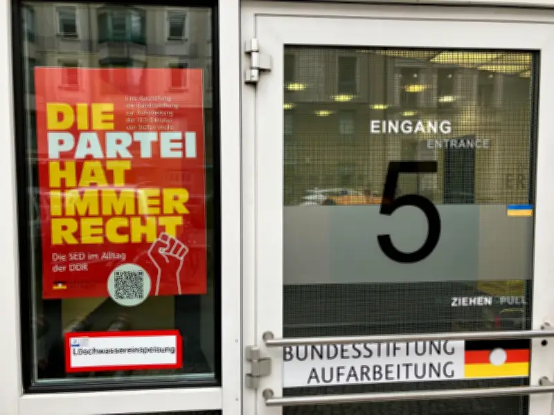 Neue Ausstellung enthüllt: Wie die SED den DDR-Alltag durchdrang