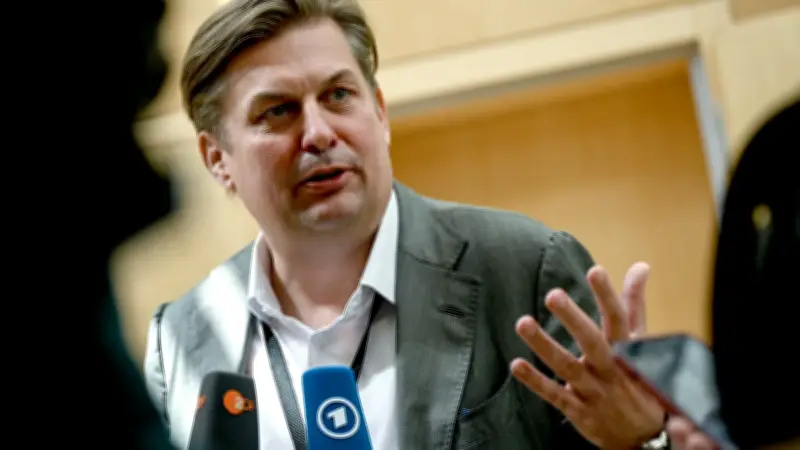 Neue Durchsuchungen im Fall AfD-Politiker Krah: Maßnahmen gegen Dritte